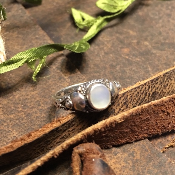 Petite vintage mother of pearl & silver ring